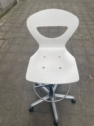 Silla de oficina blanca y plateada