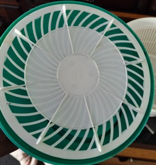 Centrífugadora de salada azul-petróleo e branca