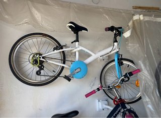 Bicicleta infantil blanca y azul