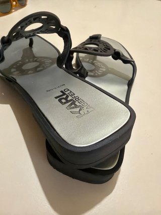 Sandalias Karl Lagerfeld Negras y Plateada