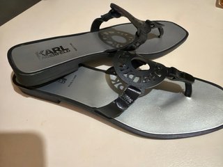 Sandalias Karl Lagerfeld Negras y Plateada
