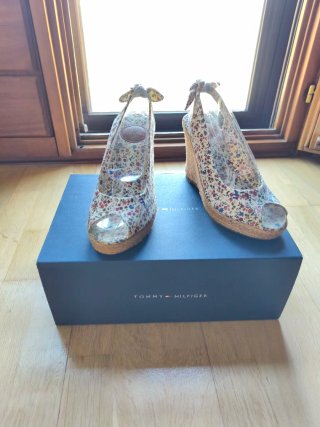Sandalias cuña Tommy Hilfiger florales