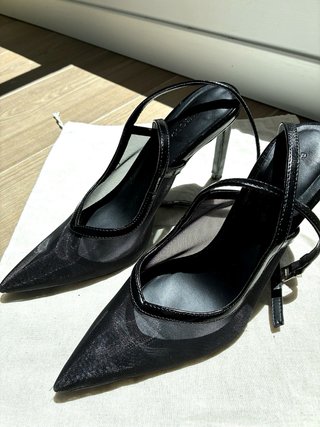 Tacones negros transparentes efecto mesh.