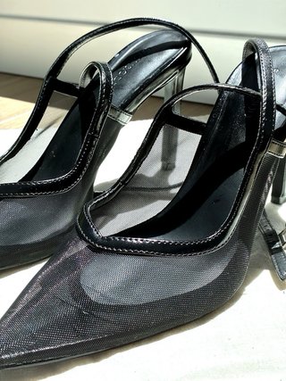 Tacones negros transparentes efecto mesh.