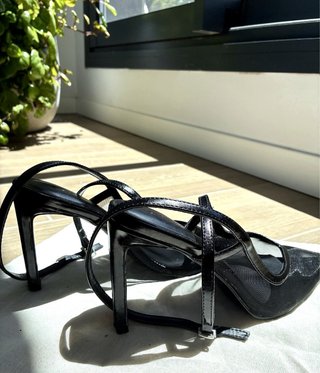 Tacones negros transparentes efecto mesh.