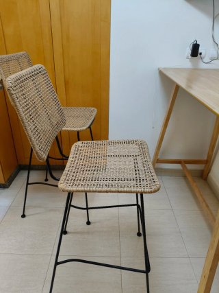 Taburetes altos ratán sintético y negro.