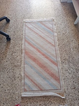 Tappeti beige e rossi per camera da letto