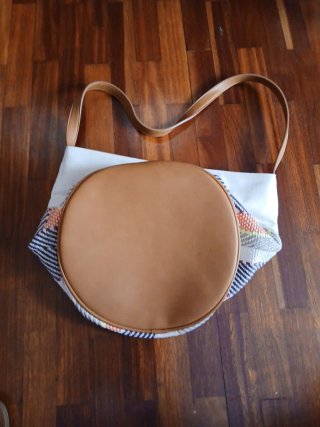 Bolso de hombro multicolor y beige