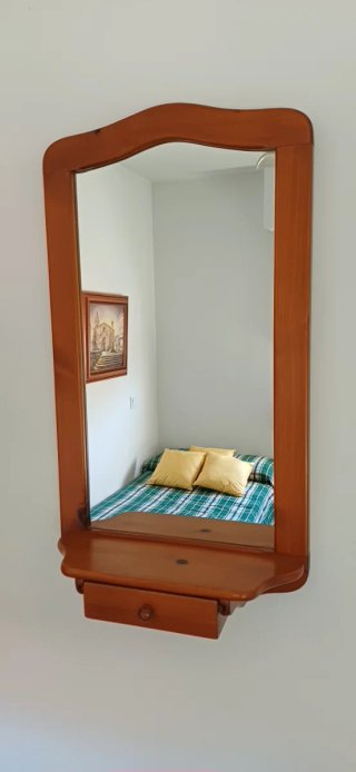Espejo de madera con cajón