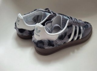 Adidas Gazelle grises estampado animal
