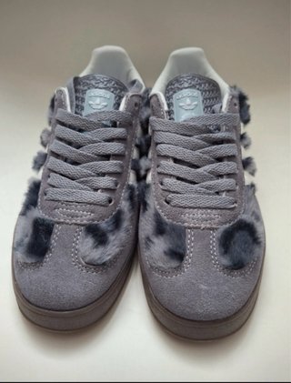 Adidas Gazelle grises estampado animal