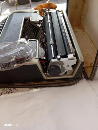 Máquina de escribir Olivetti Lettera DL