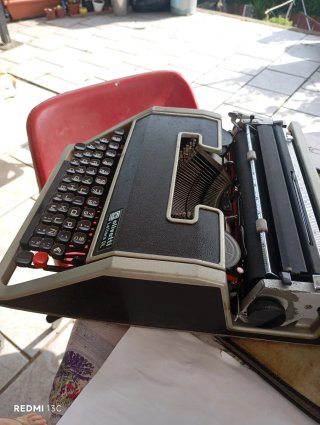 Máquina de escribir Olivetti Lettera DL