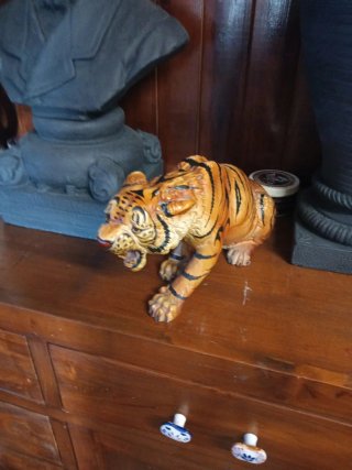 Tigre de yeso antiguo