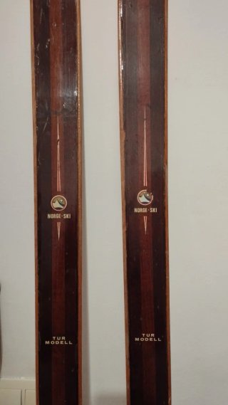 Esquís de madera antiguos