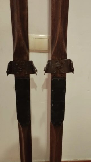 Esquís de madera antiguos
