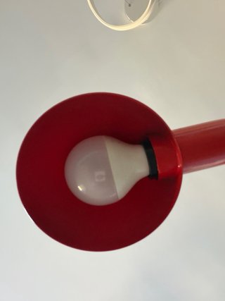 Flexo de luz rojo y negro