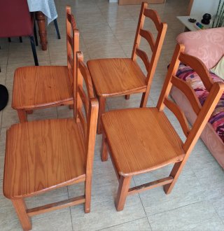Juego de 4 sillas de madera