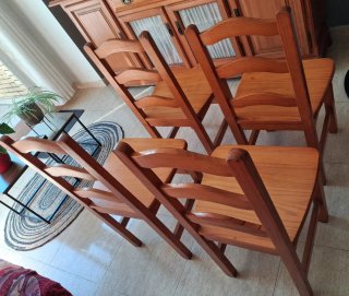 Juego de 4 sillas de madera
