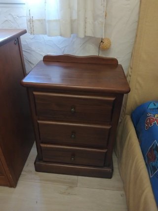 Mesita de noche de madera maciza