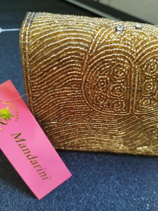 Bolso de fiesta dorado con pedrería