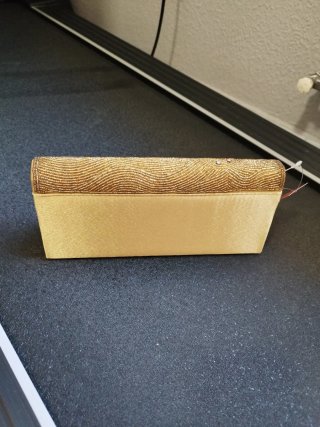 Bolso de fiesta dorado con pedrería