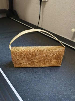 Bolso de fiesta dorado con pedrería