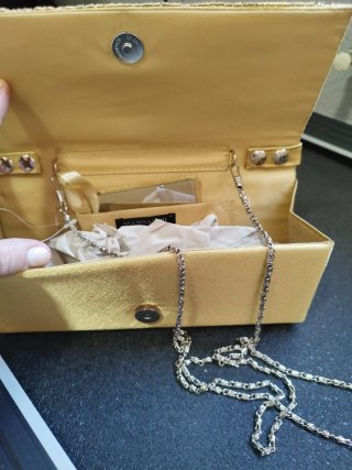 Bolso de fiesta dorado con pedrería