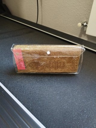 Bolso de fiesta dorado con pedrería