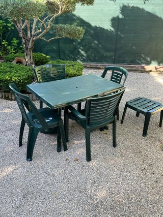Tavolo e 4 sedie da giardino verdi