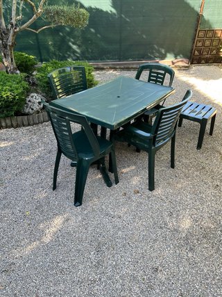 Tavolo e 4 sedie da giardino verdi