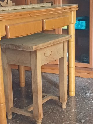 REGALO Mesa de madera con cajones