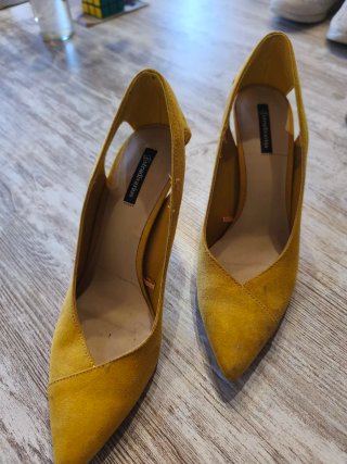 Zapatos de tacón Stradivarius amarillos