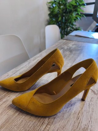 Zapatos de tacón Stradivarius amarillos