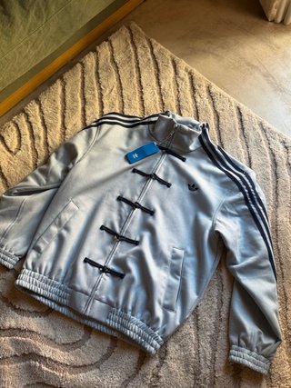 Chaqueta Adidas Año Nuevo Chino Gris Claro