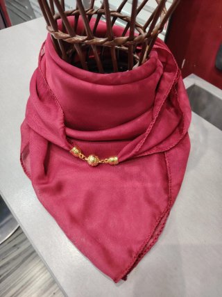Pañuelo de cuello con adornos dorados