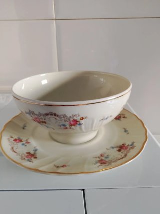 Juego de vajilla de porcelana floral.