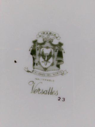 Juego de vajilla de porcelana floral.
