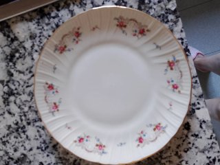 Juego de vajilla de porcelana floral.