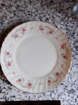 Juego de vajilla de porcelana floral.