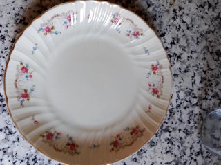 Juego de vajilla de porcelana floral.