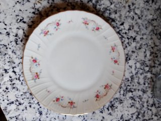 Juego de vajilla de porcelana floral.
