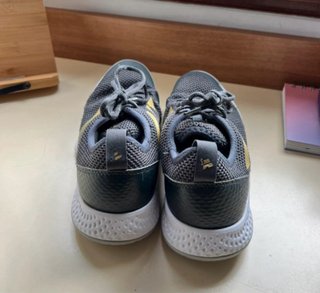 Zapatillas Adidas 36.5 grises con tiras doradas