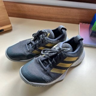 Zapatillas Adidas 36.5 grises con tiras doradas
