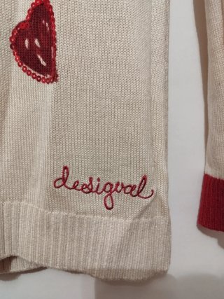 Jersey fino Desigual beige con corazones rojos