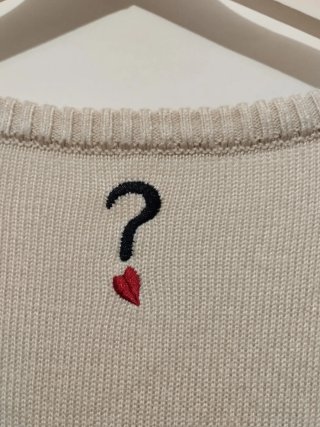 Jersey fino Desigual beige con corazones rojos
