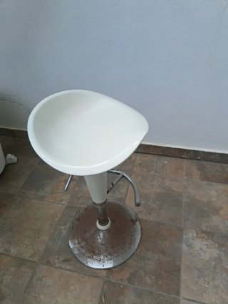 Taburete alto regulable plateado y blanco