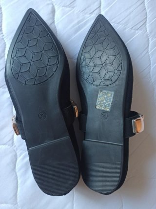 Zapatos negros con detalle dorado