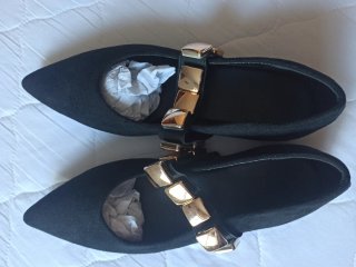 Zapatos negros con detalle dorado