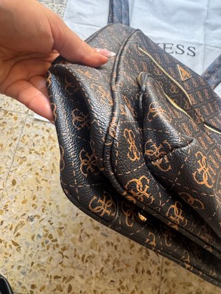 Mochila Guess Marrón con Monedero